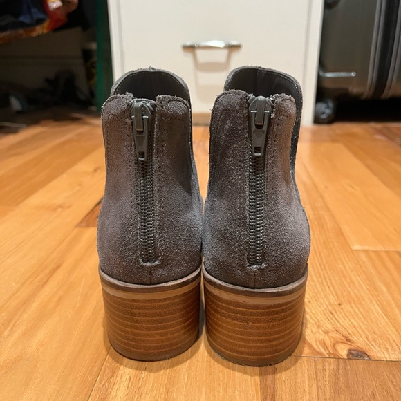 Steve Madden gray suede booties. Size 8.5 Excellent used condition. - Picture 3 of 6